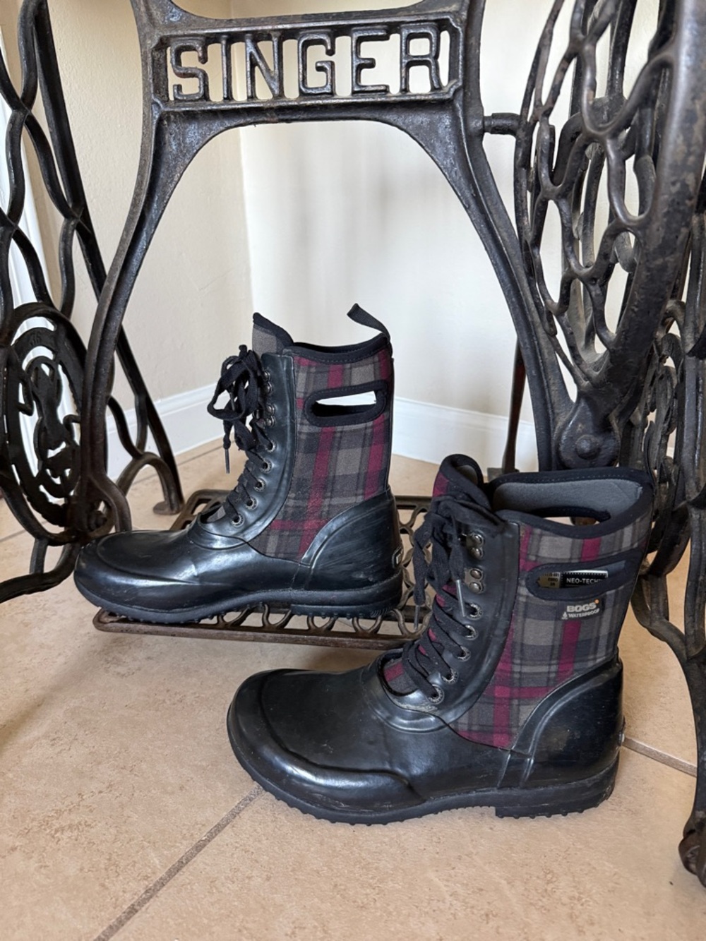 Bogs Sidney Plaid and Black rain boot Lace-Up Neopren casual women Size 8
